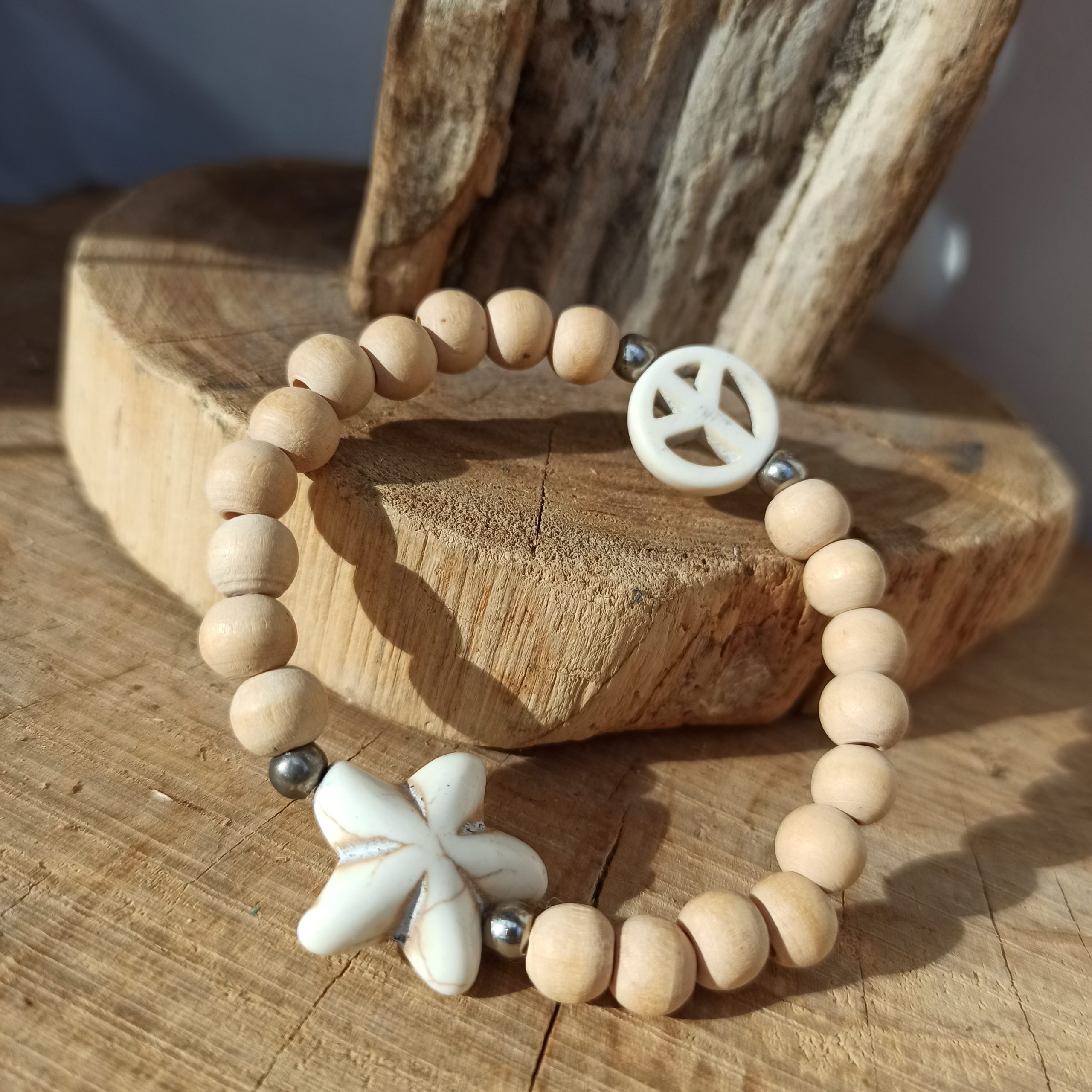 Bracelet perles bois naturel beige étoile et peace and love crème